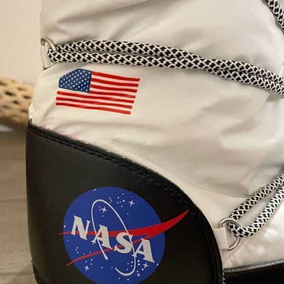NASA space boot slippers
Size M 9/10 
NWOT never worn - Picture 7 of 11